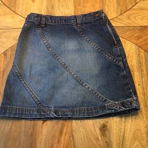 Tommy Hilfiger denim skirt w/ side zip. Sz 7